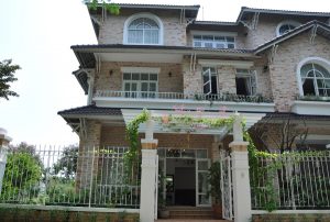 cua-nhua-loi-thep-biet-thu