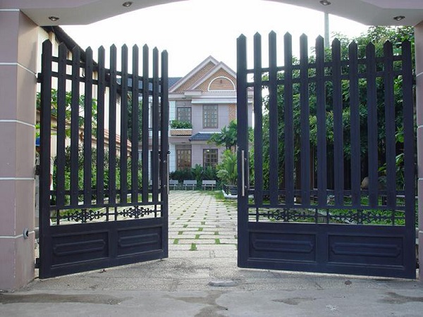 kích thước cổng theo phong thủy - cửa nhà 2 cánh lệch