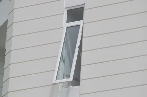 Cửa sổ nhựa lõi thép 3A Window mở hất đẹp, an toàn và tiện lợi cho nhà cao tầng