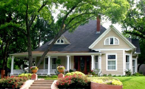mẫu cửa nhựa lõi thép rẻ, đẹp và sang trọng cho biệt thự nhà vườn 1 tầng